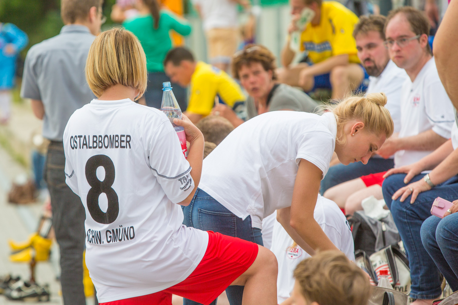 Publikum und Spieler am Seitenrand beim Gilde Fußball-Cup 2016