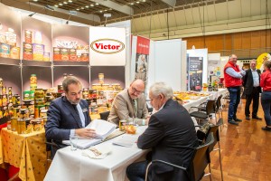 Gespräche zwischen Leiferanten und Kunden auf der Warenbörse der ZENTRAG in Mainz