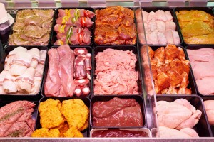 Verschiedene Fleischsorten und -arten zum Verkauf in der Auslage der Metzgerei Lederer