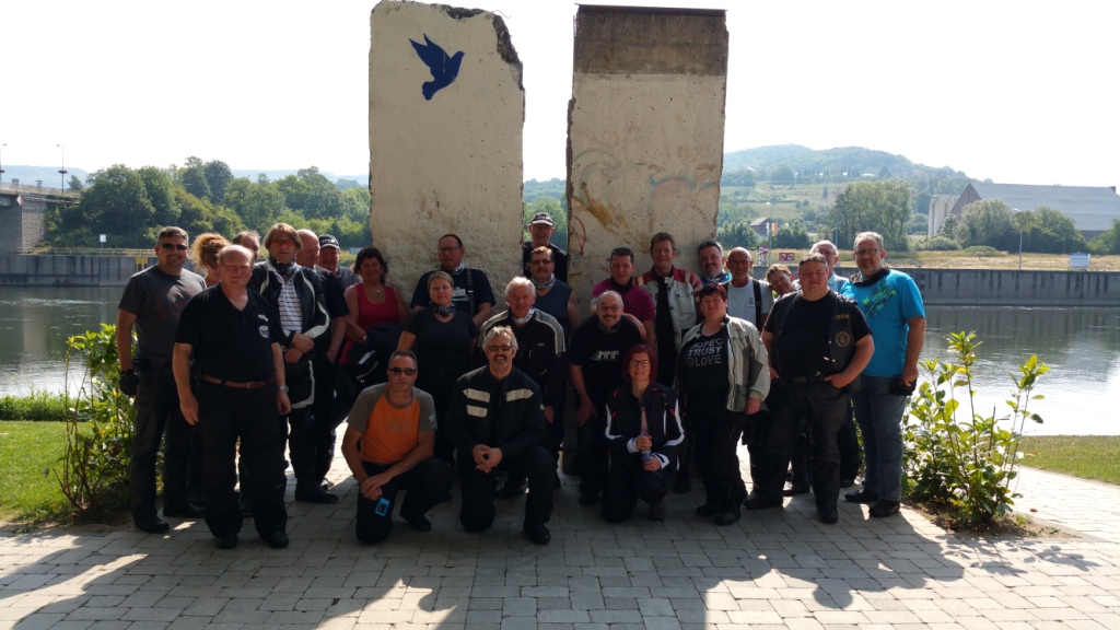 Gruppenbild aller Teilnehmer der Gilde Biker-Tour durch das Saarland, die Pfalz, Luxemburg und Frankreich