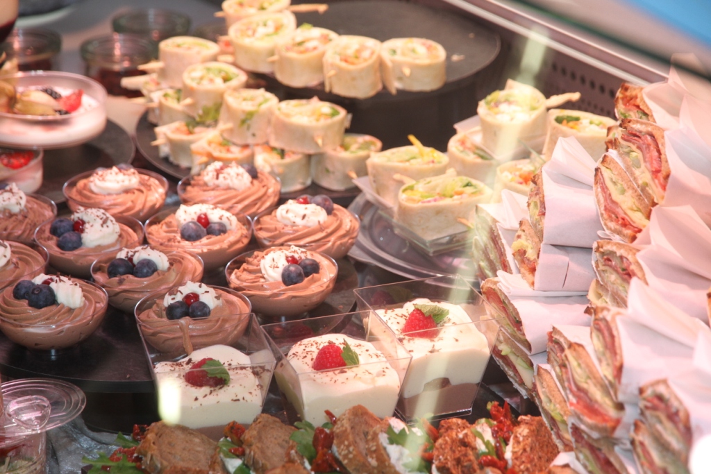 Fingerfood wie Sandwiches, Brote und Desserts werden bei der IFFA angeboten