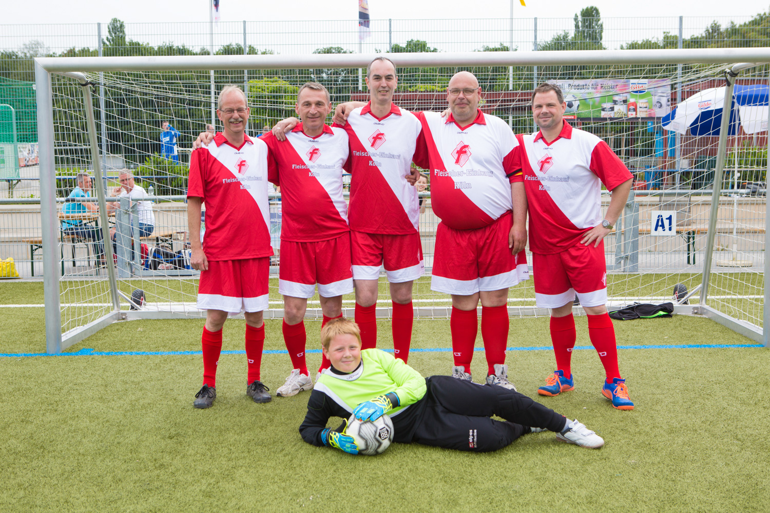 Mannschaft des Fleischer-Einkaufs Köln bei der Teilnahme am Gilde Fußball-Cup 2016