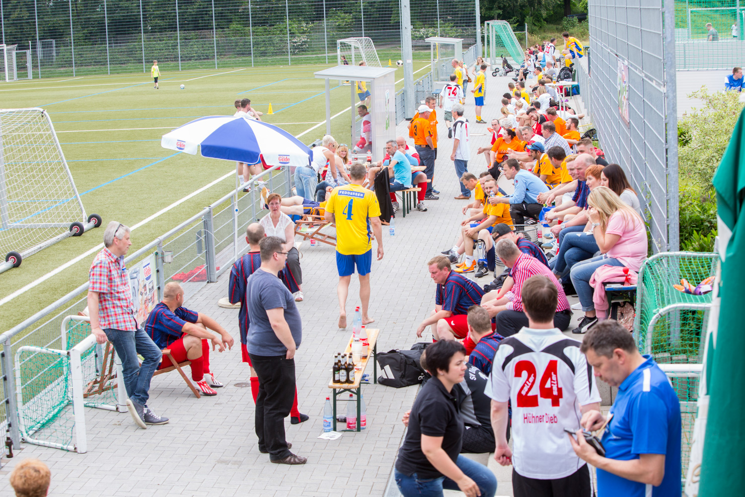 Zuschauer und Spieler bei Unterhaltungen auf der Tribüne während des Gilde Fußball-Cups
