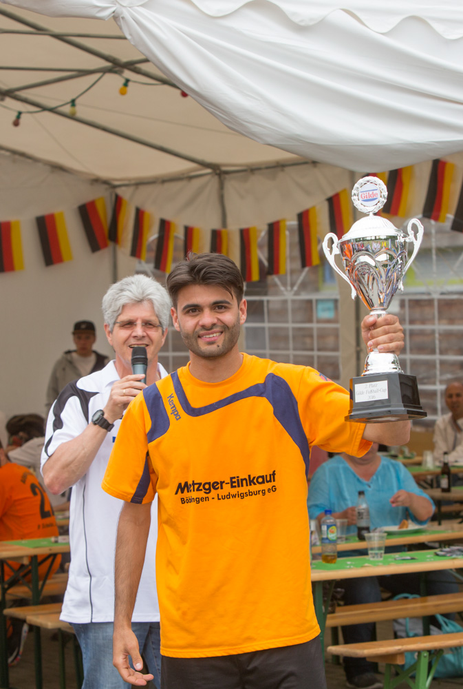 Vertreter der Gewinnermannschaft des Gilde Fußball-Cups mit dem Pokal in der Hand