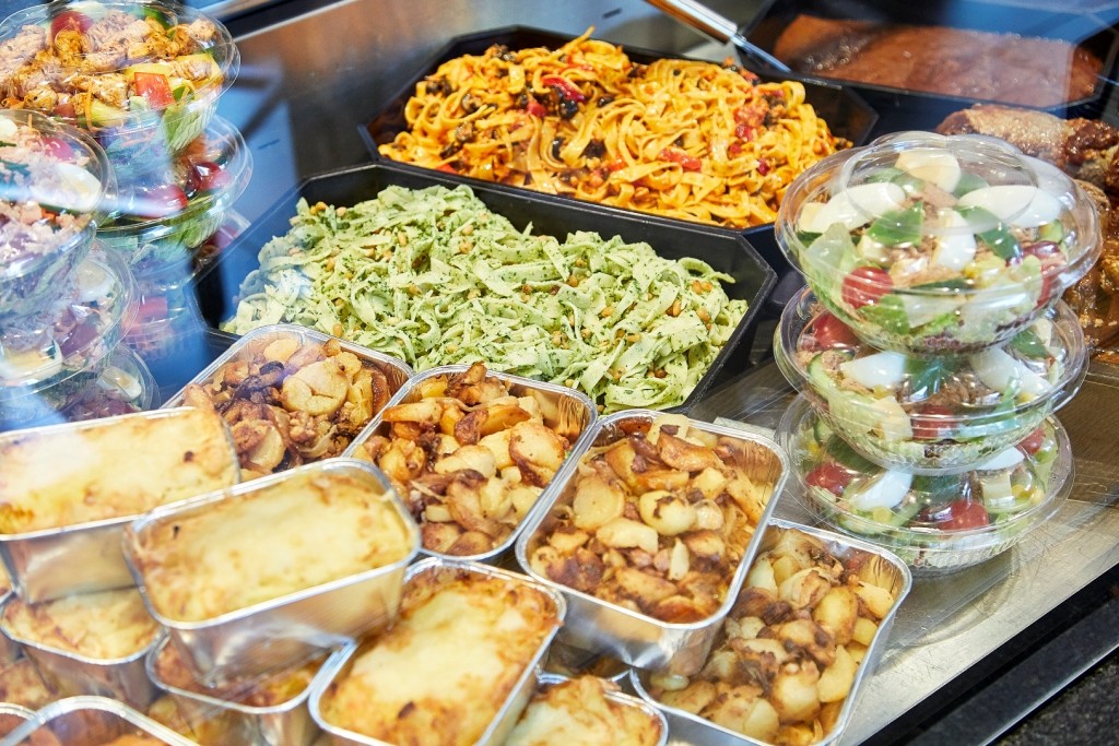 Fertige Gerichte wie Nudeln, Salate und Kartoffelgerichte in der Auslage der Metzgerei Dohrmann
