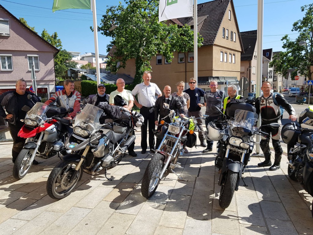 Gruppenbild mit dem Bürgermeister beim Zwischenstopp der Gilde Biker-Tour in Eningen