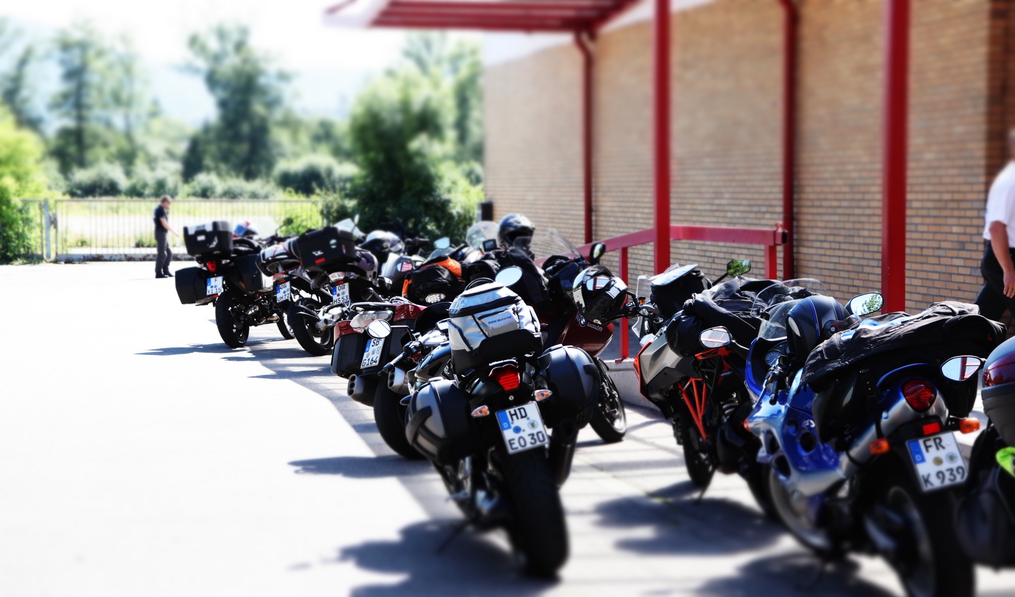 Motorräder der Teilnehmer der Gilde Biker Tour