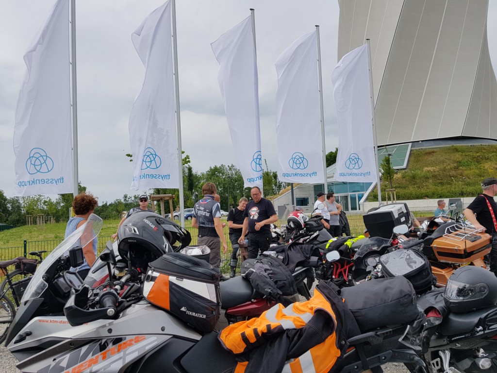 Zwischenstopp am Testturm der Firma ThyssenKrupp während der Gilde Biker-Tour