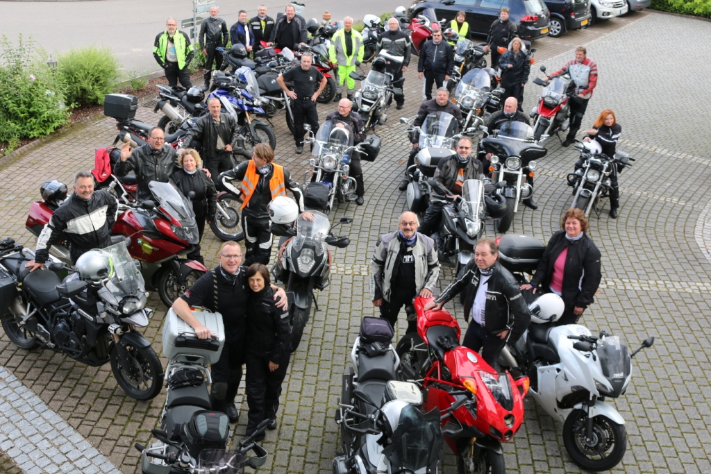 Alle Teilnehmer der Gilde Biker-Tour durch Baden und das Elsass mit ihren Motorrädern