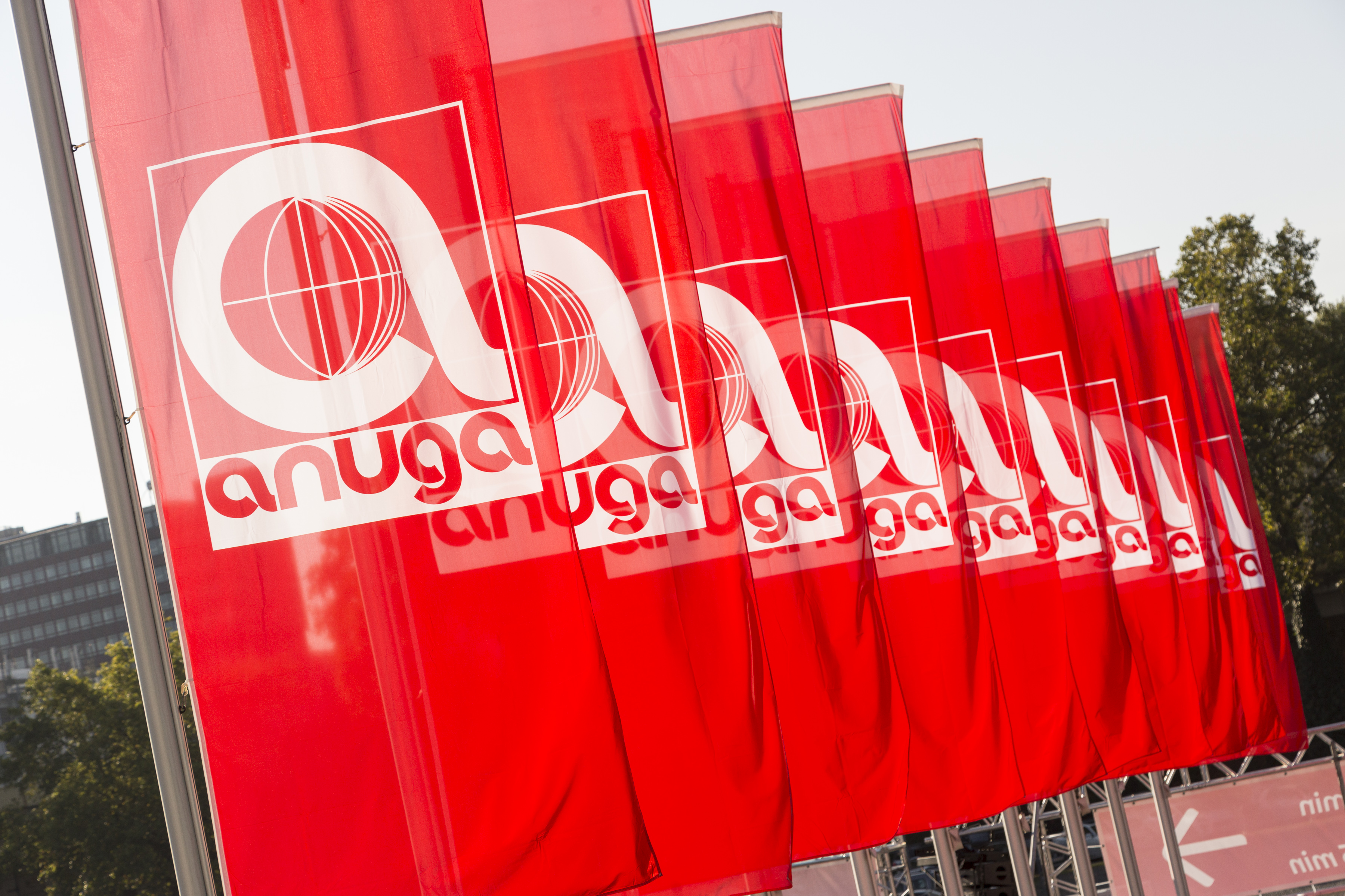 Rote Flaggen mit der Aufschrift "Anuga"