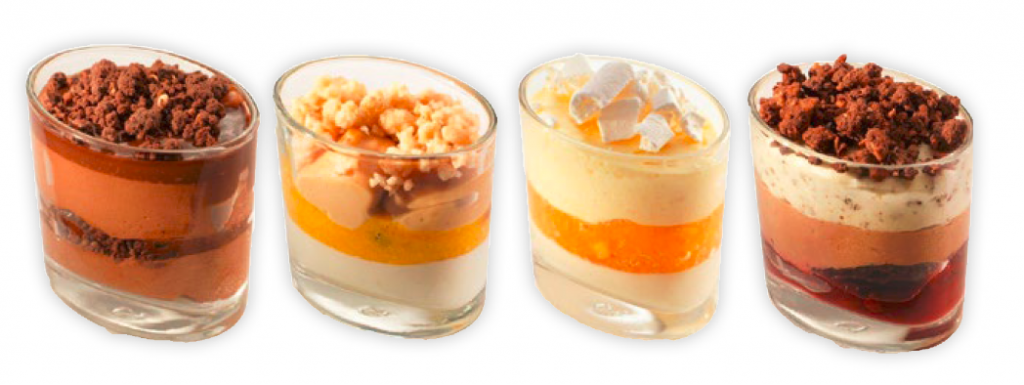 Vier verschiedene Desserts angerichtet in einem Glas