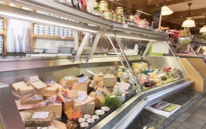 Käseangebot in der Verkaufsauslage der Metzgerei Brennecke