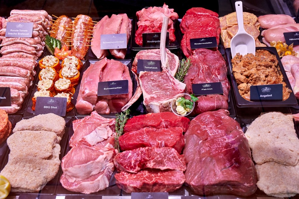 Verschiedene Fleischsorten und -zuschnitte in der Auslage der Metzgerei Gawehn